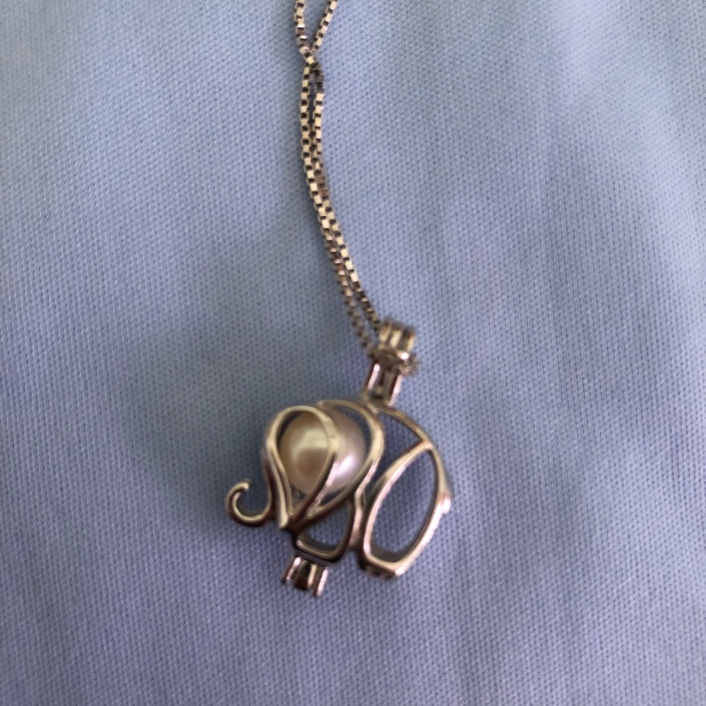 Aphrodite Pearl Elephant with white pearl